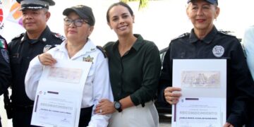 Ana Paty Peralta reconoce desempeño a policías retirados