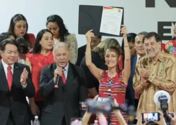 Recibe Claudia Sheinbaum constancia del PT como coordinadora de comités