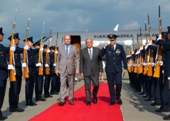 Arriba AMLO a Colombia para reunión con Gustavo Petro