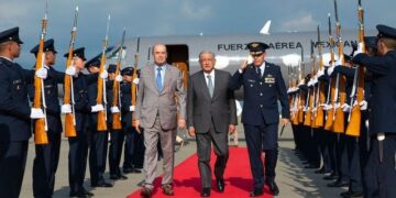 Arriba AMLO a Colombia para reunión con Gustavo Petro