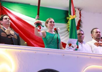 Atenea Gómez celebra con las familias de Isla Mujeres el Grito de Independencia