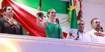 Atenea Gómez celebra con las familias de Isla Mujeres el Grito de Independencia