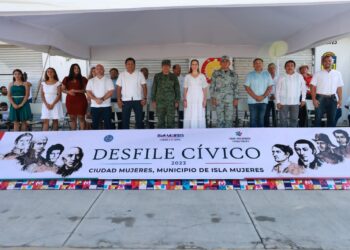 Encabeza Atenea Gómez desfile cívico-militar en conmemoración de la Independencia de México