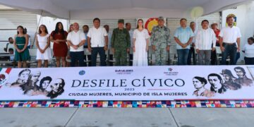 Encabeza Atenea Gómez desfile cívico-militar en conmemoración de la Independencia de México