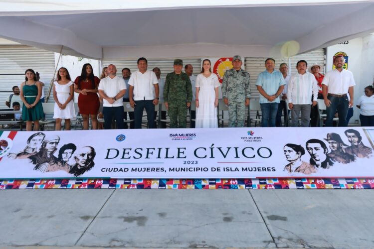 Encabeza Atenea Gómez desfile cívico-militar en conmemoración de la Independencia de México