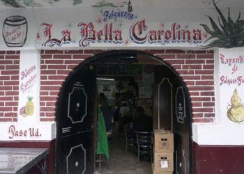 Cantando afuera de la pulcata “La Bella Carolina”