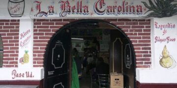 Cantando afuera de la pulcata “La Bella Carolina”