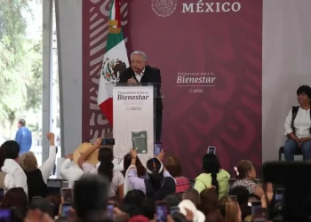AMLO anuncia que aumentará “un poco más” el salario mínimo