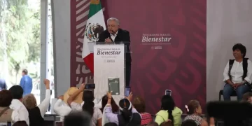 AMLO anuncia que aumentará “un poco más” el salario mínimo