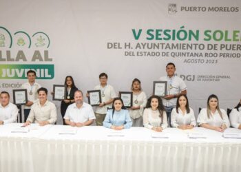 Blanca Merari entrega en sesión de Cabildo la Medalla al Mérito Juvenil 2023