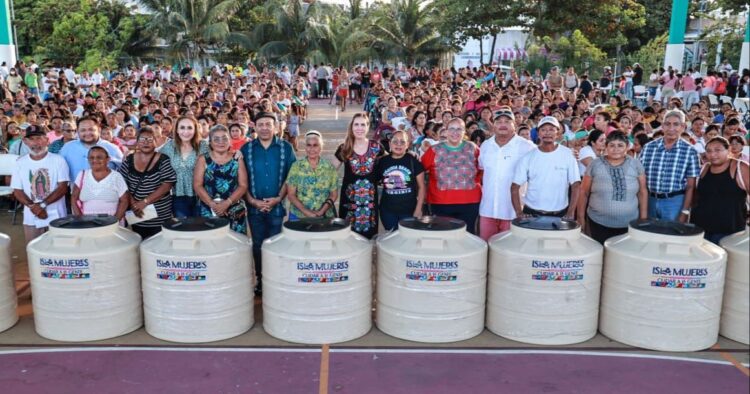 Entrega Atenea Gómez Ricalde más de mil 250 apoyos para las familias isleñas