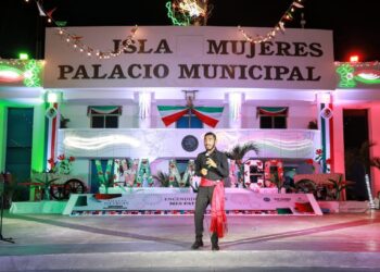 Inician actividades del Mes Patrio con Encendido de Luces del Palacio Municipal en Isla Mujeres