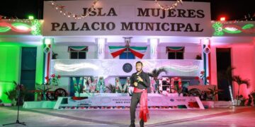 Inician actividades del Mes Patrio con Encendido de Luces del Palacio Municipal en Isla Mujeres