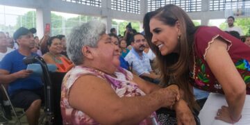 Mara Lezama otorga certeza jurídica a familias de Benito Juárez