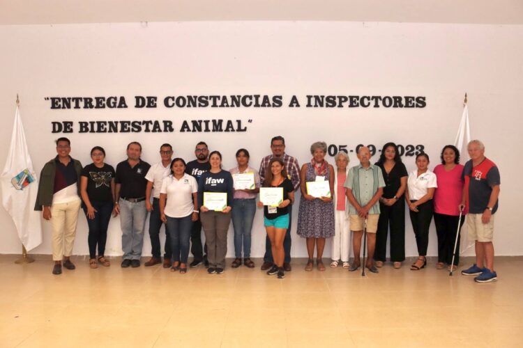 Entregan constancias y acreditaciones a inspectores comunitarios de bienestar animal de Puerto Morelos