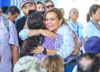 Inaugura Lili Campos instalaciones de salud y entrega cartillas de salud municipal
