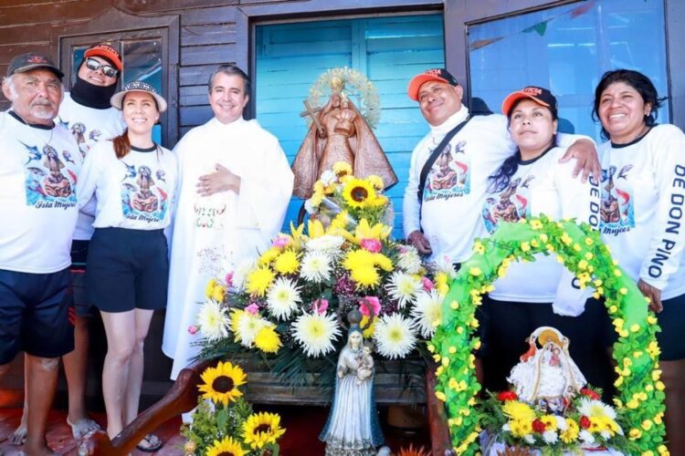 Participa Atenea Gómez en procesión a Isla Contoy en honor a la Virgen Caridad del Cobre