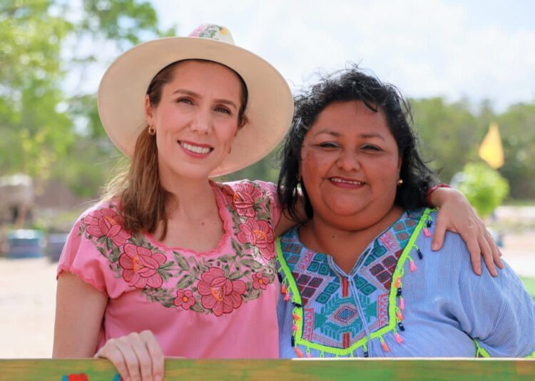 Lleva Atenea Gómez Ricalde apoyos y programas a comunidad de Francisco May