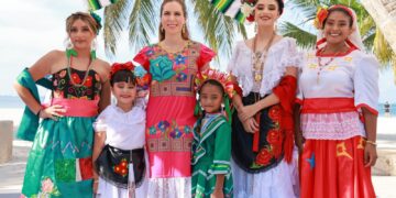 Encabeza Atenea Gómez desfile con motivo del 213 Aniversario de la Independencia de México