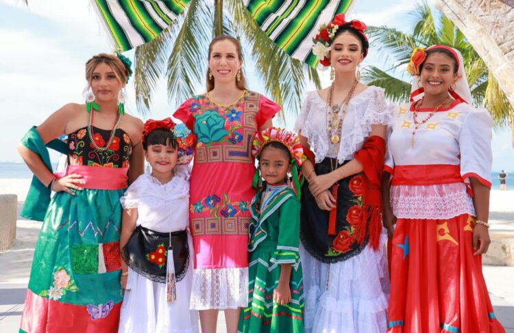Encabeza Atenea Gómez desfile con motivo del 213 Aniversario de la Independencia de México