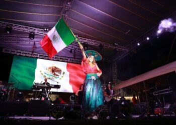 Exitosa presentación de Ninel Conde en la Noche Mexicana en Isla Mujeres