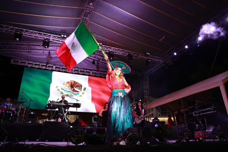 Exitosa presentación de Ninel Conde en la Noche Mexicana en Isla Mujeres