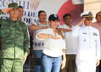 Espectacular despliegue por Aniversario de la Independencia en Playa del Carmen