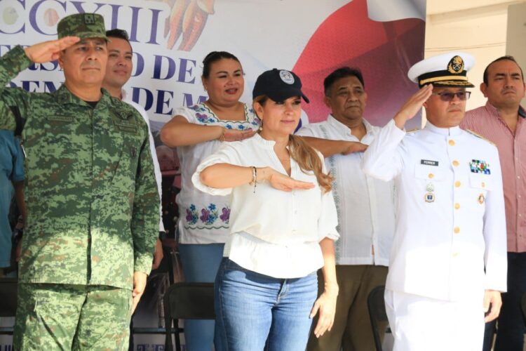 Espectacular despliegue por Aniversario de la Independencia en Playa del Carmen