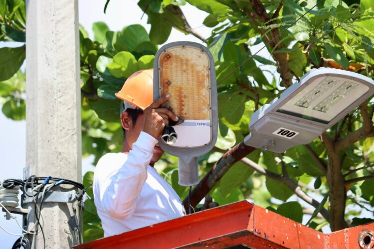 Continúa renovación de la red de alumbrado en Puerto Morelos