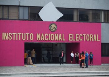 Ordena el INE retiro de pegatinas en transporte público y mensajes en red social X