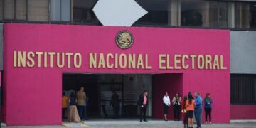 Ordena el INE retiro de pegatinas en transporte público y mensajes en red social X