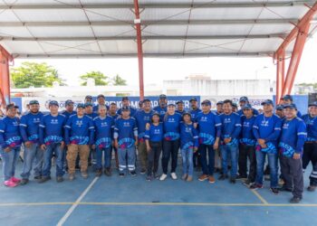 Reciben trabajadores de Puerto Aventuras reciben nuevos uniformes