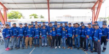 Reciben trabajadores de Puerto Aventuras reciben nuevos uniformes