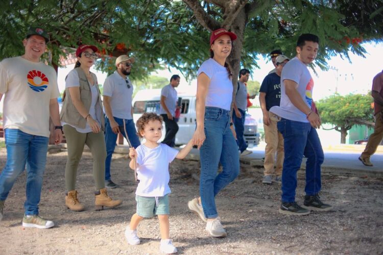 Junto a cancunenses, Ana Paty Peralta arboriza la Zona Fundacional