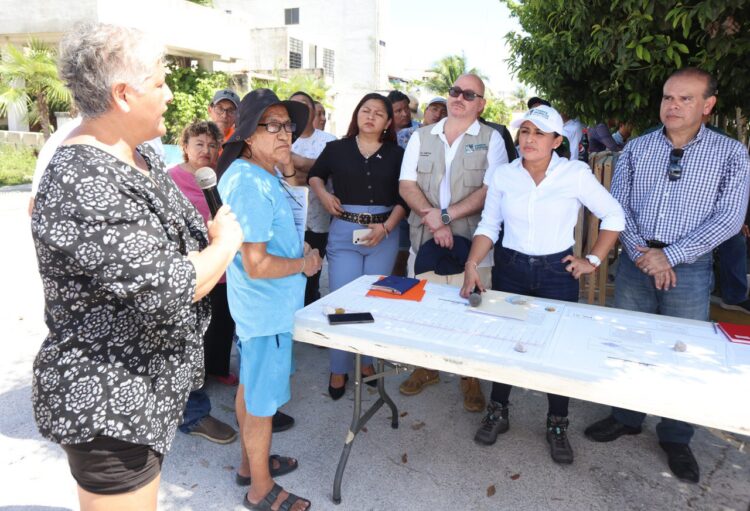 Blanca Merari atiende inquietudes de habitantes de Villas Morelos 2