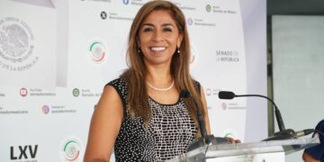 Marybel Villegas lucha por descuentos en transporte para estudiantes