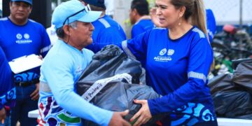 Dignifica Lili Campos a personal de servicios públicos con más uniformes