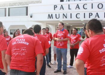 Reconocen a maestros de Educación Fisica en Playa del Carmen en su día