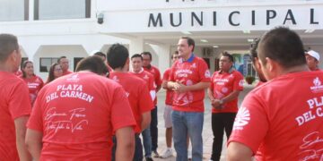 Reconocen a maestros de Educación Fisica en Playa del Carmen en su día