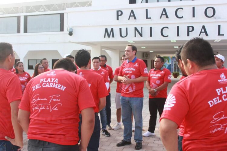Reconocen a maestros de Educación Fisica en Playa del Carmen en su día