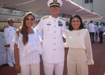 Blanca Merari asiste a ceremonia por 202 Aniversario de la Creación de la Armada de México