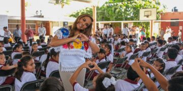 Mara Lezama implementa clases de inglés en escuelas públicas en un acto de justicia social