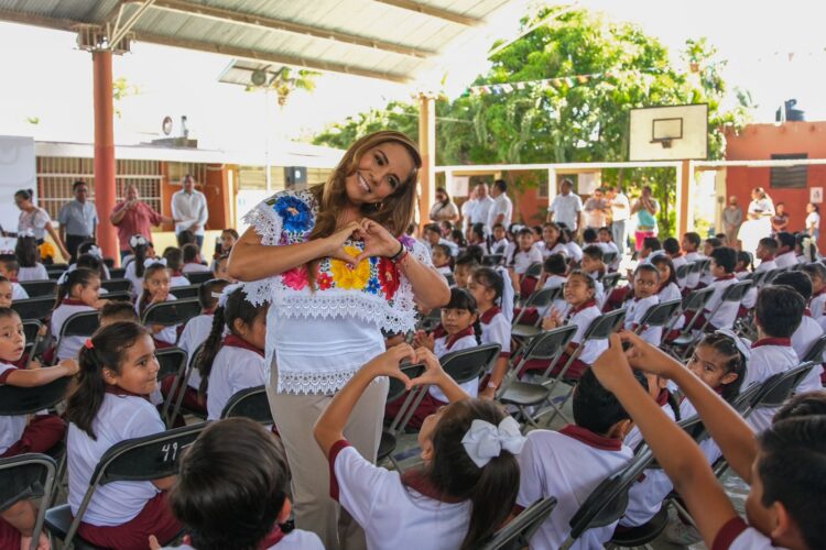 Mara Lezama implementa clases de inglés en escuelas públicas en un acto de justicia social
