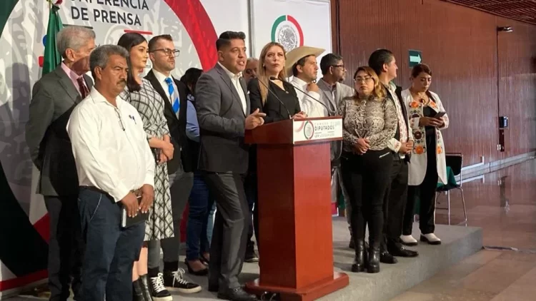 Se suman diputados de Monreal al equipo de Marcelo Ebrard