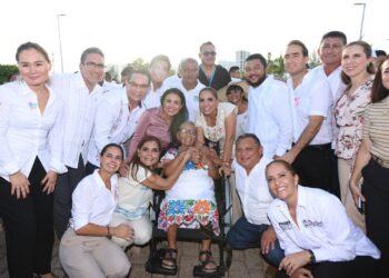 Blanca Merari atestigua entrega de 30 ambulancias al Estado por parte de la Beneficencia Pública