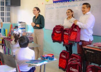 Ana Paty Peralta ayuda con entrega de mochilas y útiles escolares de Gobierno del Estado