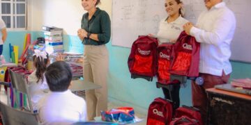 Ana Paty Peralta ayuda con entrega de mochilas y útiles escolares de Gobierno del Estado