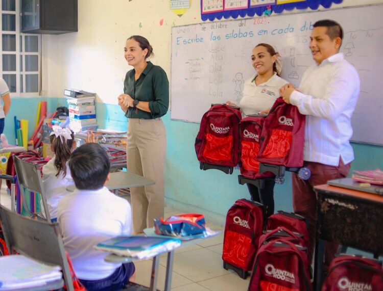 Ana Paty Peralta ayuda con entrega de mochilas y útiles escolares de Gobierno del Estado