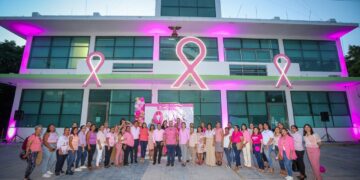 Realizan en Puerto Morelos encendido rosa del Palacio Municipal
