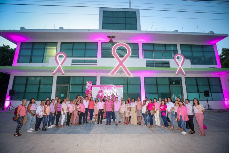 Realizan en Puerto Morelos encendido rosa del Palacio Municipal
